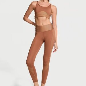 Victoria's Secret Set Essential Shine Pocket
Leggings and Sports Bra Large